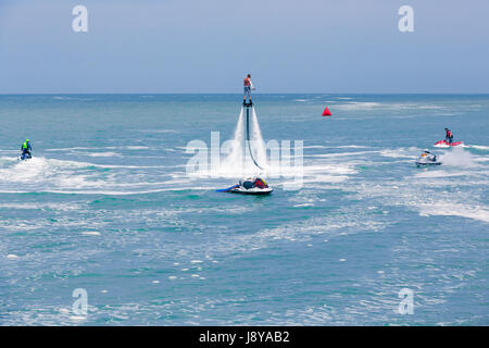 Illustrative editorial-Bildern. eine Fliege Board Reiter am Meer Stockfoto