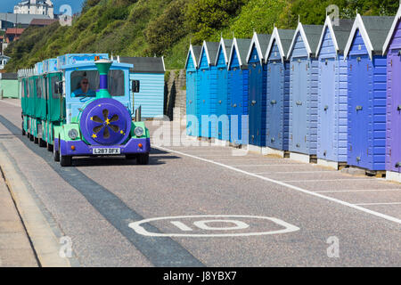 Bournemouth - Landtrain land Zug entlang der Promenade an der Bournemouth Vergangenheit Strandhütten Reisen im Mai Stockfoto