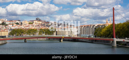 Blick auf Lyon mit roten Fußgängerbrücke über Saône, Frankreich. Stockfoto