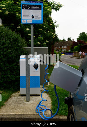 BMW Elektroauto bei Aufladung elektrische Ladestation, Petersfield, Hampshire, UK. 28.05.2017. Stockfoto