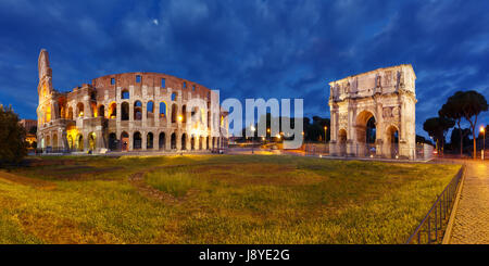 Kolosseum oder Kolosseum bei Nacht, Rom, Italien. Stockfoto