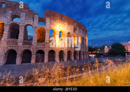 Kolosseum oder Kolosseum bei Nacht, Rom, Italien. Stockfoto