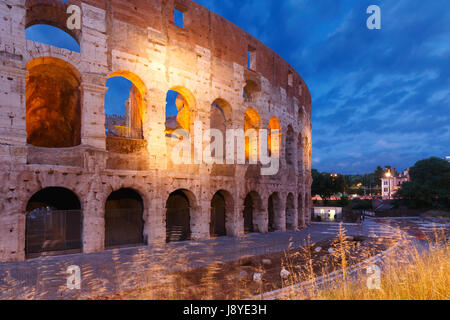 Kolosseum oder Kolosseum bei Nacht, Rom, Italien. Stockfoto