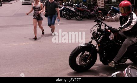 Motorräder im Verkehr an der Soi Buakhao und Soi Diana Pattaya Thailand die meisten gefährlichen Kreuzung auf einer düsteren bedeckten daychopper Stockfoto