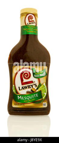 Winneconne, Wisconsin - 16. Mai 2017: eine Flasche Lawry es Mesquite Marinade auf einem isolierten Hintergrund. Stockfoto