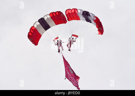 Zwei der Red Devils Fallschirmspringer schlossen sich zusammen, mit Fahne Stockfoto