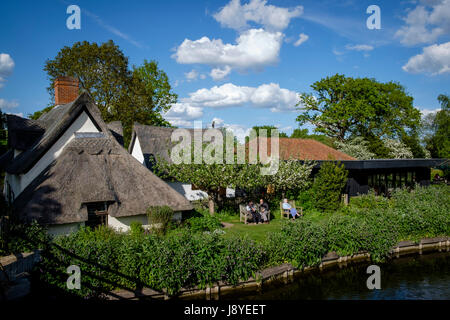 Bridge Cottage und National Trust Tee Zimmer am Fluss Stour, East Bergholt, Suffolk, UK. Der Bereich bezeichnet als "Constable"Land, in dem die Stockfoto