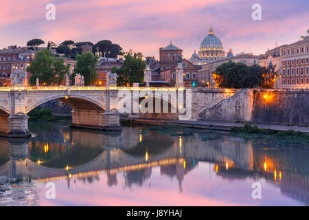 St. Peter Kathedrale bei Sonnenuntergang in Rom, Italien. Stockfoto