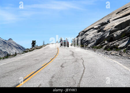 Ein Fahrzeug, Auto. Geschwindigkeiten auf der Straße im Yosemite Valley - Yosemite-Nationalpark (Kalifornien-USA) Stockfoto