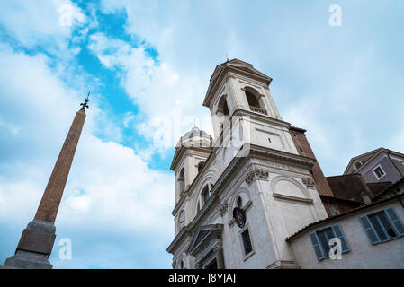 Die Kirche von Trinite dei Monti an der Spitze der spanischen Treppe mit seinen ägyptischen Obelisken in Rom Italien Stockfoto