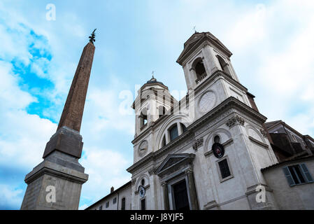 Die Kirche von Trinite dei Monti an der Spitze der spanischen Treppe mit seinen ägyptischen Obelisken in Rom Italien Stockfoto