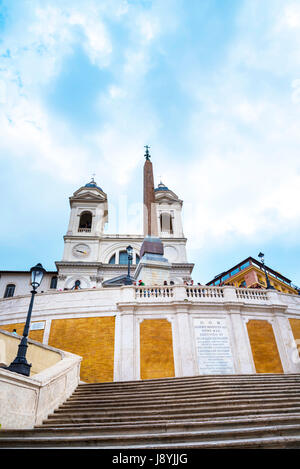 Die Kirche von Trinite dei Monti an der Spitze der spanischen Treppe mit seinen ägyptischen Obelisken in Rom Italien Stockfoto