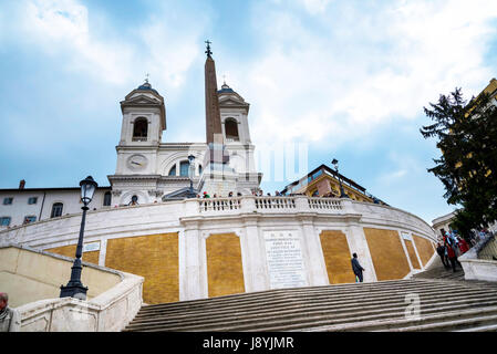 Die Kirche von Trinite dei Monti an der Spitze der spanischen Treppe mit seinen ägyptischen Obelisken in Rom Italien Stockfoto