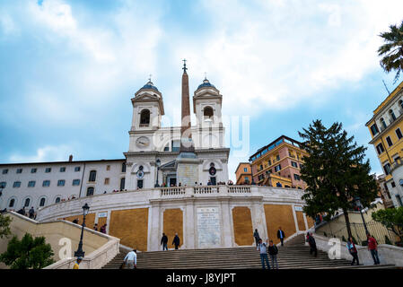 Die Kirche von Trinite dei Monti an der Spitze der spanischen Treppe mit seinen ägyptischen Obelisken in Rom Italien Stockfoto