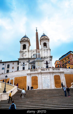 Die Kirche von Trinite dei Monti an der Spitze der spanischen Treppe mit seinen ägyptischen Obelisken in Rom Italien Stockfoto