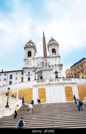 Die Kirche von Trinite dei Monti an der Spitze der spanischen Treppe mit seinen ägyptischen Obelisken in Rom Italien Stockfoto