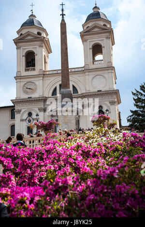 Die Kirche von Trinite dei Monti an der Spitze der spanischen Treppe mit seinen ägyptischen Obelisken in Rom Italien Stockfoto