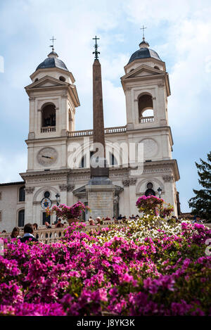 Die Kirche von Trinite dei Monti an der Spitze der spanischen Treppe mit seinen ägyptischen Obelisken in Rom Italien Stockfoto