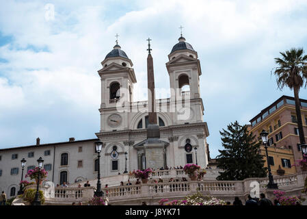 Die Kirche von Trinite dei Monti an der Spitze der spanischen Treppe mit seinen ägyptischen Obelisken in Rom Italien Stockfoto