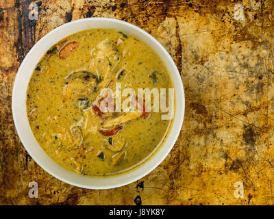 Schüssel mit Thai ChAsian Foodicken Panang mit gerösteten Gemüse auf ein Backblech Stockfoto