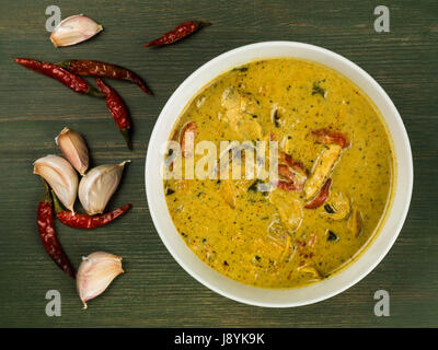 Schüssel mit Panang Thai Huhn mit gebratenem Gemüse auf grünem Hintergrund Stockfoto