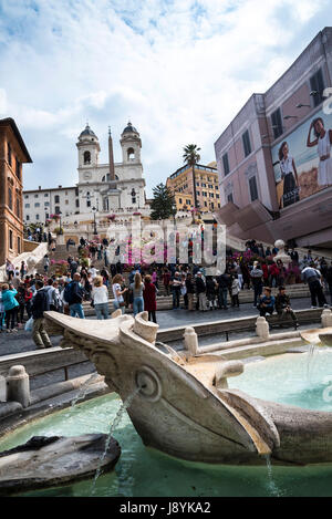 Das Boot geformte Brunnen am Fuße und der Kirche von Trinite dei Monti an der Spitze der spanischen Treppe mit seinen ägyptischen Obelisken in Rom Italien Stockfoto