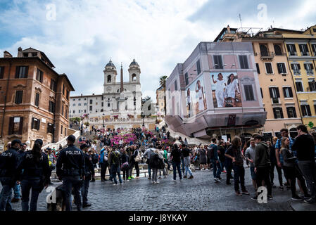 Die Kirche von Trinite dei Monti an der Spitze der spanischen Treppe mit seinen ägyptischen Obelisken in Rom Italien Stockfoto