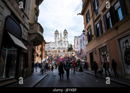 Die Kirche von Trinite dei Monti an der Spitze der spanischen Treppe mit seinen ägyptischen Obelisken in Rom Italien Stockfoto