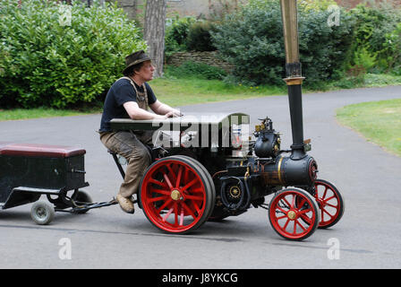 Mensch und Maschine, Miniatur-Dampf-Traktion-Enthusiasten Normanby Hall Rallye. Genommen Mai 2017 Stockfoto