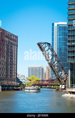 View Chicago River Illinois Kinzie Street Bridge hob Wolkenkratzer Reflexion reflektierendes Glas Spiegel moderne zeitgenössische blauer Himmel abstraktes Muster Stockfoto