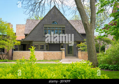 Chicago USA Frank Lloyd Wright Familienhaus Residenz Oak Park Chicago Avenue erbaut 1889 Praie Style Garten Bäume Wand Stufen Eingang Stockfoto