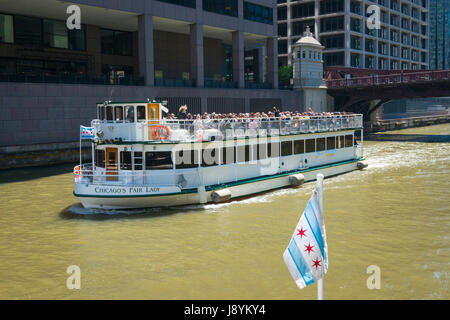 Blick Chicago River Illinois W Wacker Drive Touristenboot Sightseeing Architekturführung Wasser Chicagos Fair Lady Brücke Flagge Flaggen Touristen sightseers Stockfoto