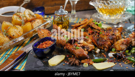 Blick auf leckere geschmorte klebrige König Schweinerippchen Stockfoto