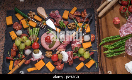 Top-down-Sicht auf eine Platte mit Wurst (Wurst), Schinken, Salami, Pastete und Käse Stockfoto