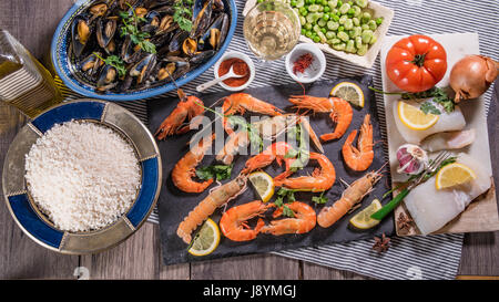 Top-down Ansicht Zutat für eine spanische Meeresfrüchte-Paella: Muscheln, Garnelen, Scampi, Schellfisch king Stockfoto