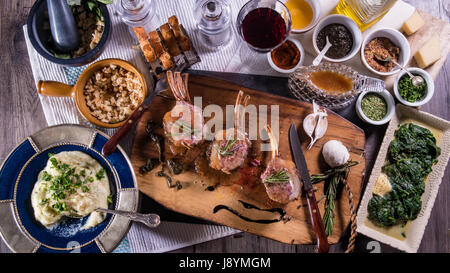 Top-down-Ansicht eines leckeren gebackenen Racks Lamm mit Spinat und Kartoffelpüree Stockfoto