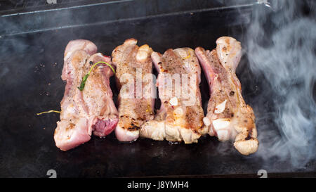 Kochen leckere klebrige geschmorte Schweinerippchen König Stockfoto