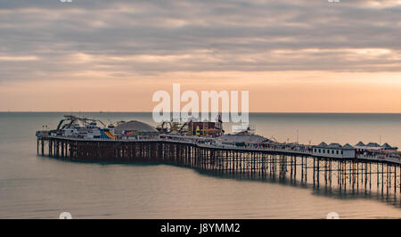 Blick auf einen Sonnenuntergang auf dem Pier in Brighton und Hove, Südengland Stockfoto