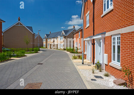 Eine leere Straße in eine meist komplette Neuentwicklung Gehäuse Stockfoto