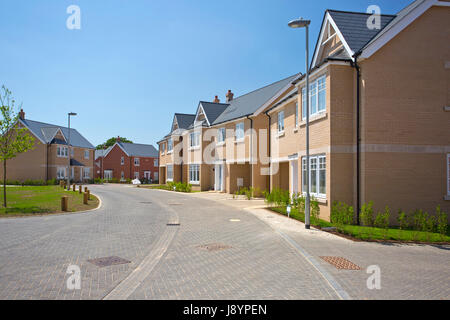 Eine leere Straße in eine meist komplette Neuentwicklung Gehäuse Stockfoto