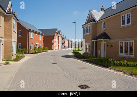 Eine leere Straße in eine meist vollständige Neubaugebiet mit Häusern, die vor Fertigstellung verkauft Stockfoto