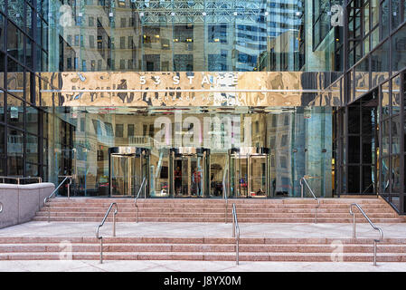 Boston, USA - 28. April 2015: Einstieg in 53 State Street Gebäude im Finanzdistrikt der Innenstadt von Boston, MA, USA. Menschen auf dem Hintergrund Stockfoto