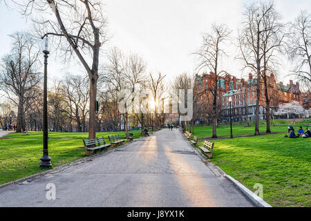 Boston, USA - 29. April 2015: Boston Common Park und Menschen in der Innenstadt von Boston, MA, Vereinigte Staaten von Amerika. Stockfoto