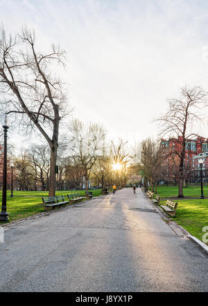 Boston, USA - 29. April 2015: Boston Common Park und Menschen in der Innenstadt von Boston in Massachusetts, USA. Stockfoto