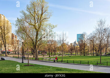 Boston, USA - 29. April 2015: Boston Common Volkspark mit Menschen in der Innenstadt von Boston, MA, Vereinigte Staaten von Amerika. Stockfoto