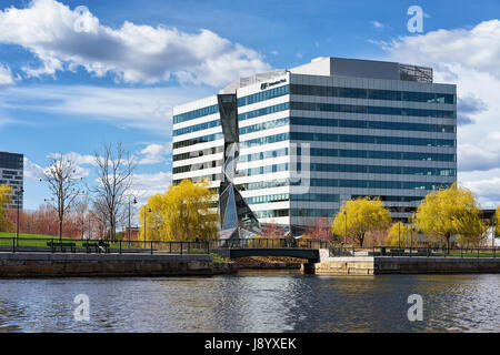 Boston, USA - 28. April 2015: Moderne Gebäude am North Point Park und Charles River in Cambridge, Massachusetts, USA. Stockfoto