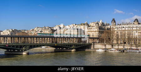 Panoramablick auf dem Fluss Seine und der Bir-Hakeim-Brücke mit einem vorbeifahrenden u-Bahn (Metro) .16th Arrondissement, Paris, Frankreich Stockfoto