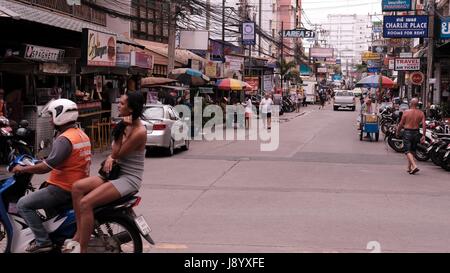 Mädchen auf der Rückseite des Motorrad im Straßenverkehr Soi Buakhao und Soi Diana Pattaya Thailand die meisten gefährlichen Kreuzung an einem düsteren bewölkten Tag Stockfoto