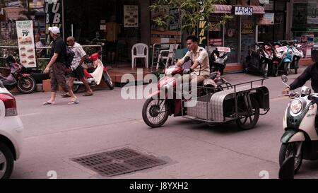 Dreirad Motorrad mit Beiwagen im Straßenverkehr Soi Buakhao und Soi Diana Pattaya Thailand die meisten gefährlichen Kreuzung an einem düsteren bewölkten Tag Stockfoto