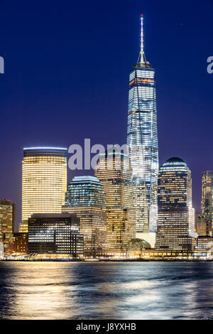 World Trade Center und Financial District Wolkenkratzer, die nachts beleuchtet. Lower Manhattan, New York City Stockfoto